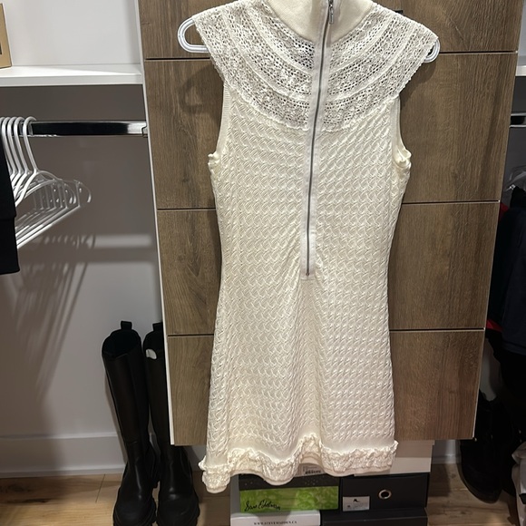 Guess crochet dress. Off White. Size Small. - Picture 4 of 5